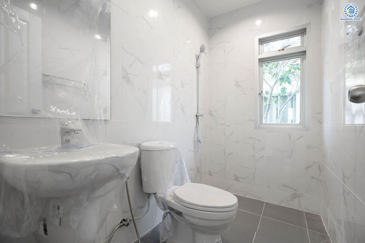 บ้านมือสองตกแต่งใหม่ โครงการ ไลฟ์บางกอกบูเลอวาร์ด ปิ่นเกล้า-เพชรเกษม เนื้อที่กว้างกว่า 52.5 ตร.ว ฟังก์ชัน 3 ห้องนอน 3 ห้องน้ำ 2 ที่จอดรถ บนทำเลศักยภาพ ติดถนนพุทธมณฑลสาย4 เหมาะสมกับทุกครอบครัว ใกล้แหล่งช้อปปิ้ง "เซ็นทรัล ศาลายา" รถไฟฟ้าสายสีน้ำเงิน "สถานีหลักสอง" และจุดขึ้นทางด่วน "ศรีรัช-วงแหวน"